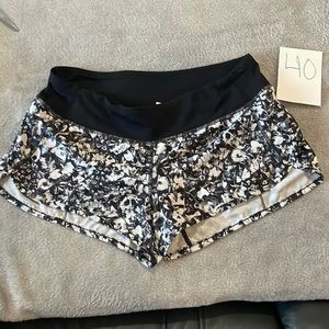 Lululemon speed shorts white & black floral sz 6 inseam 2.5 in liner intact